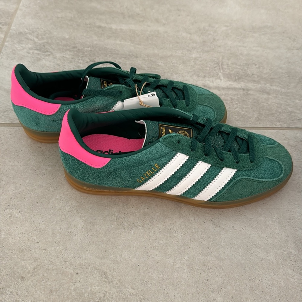Adidas Gazelle collegiate green with pink!